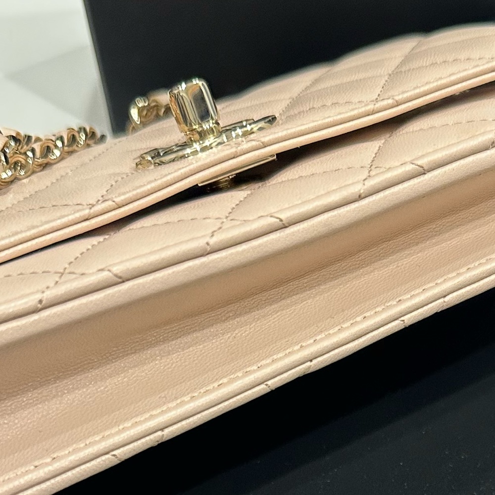 Chanel WOC Wallet on Chain in excellent condition. Pink lambskin-gold hardware